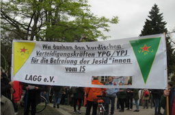 Polizei beschlagnahmt Transparent mit kurdischen Emblemen