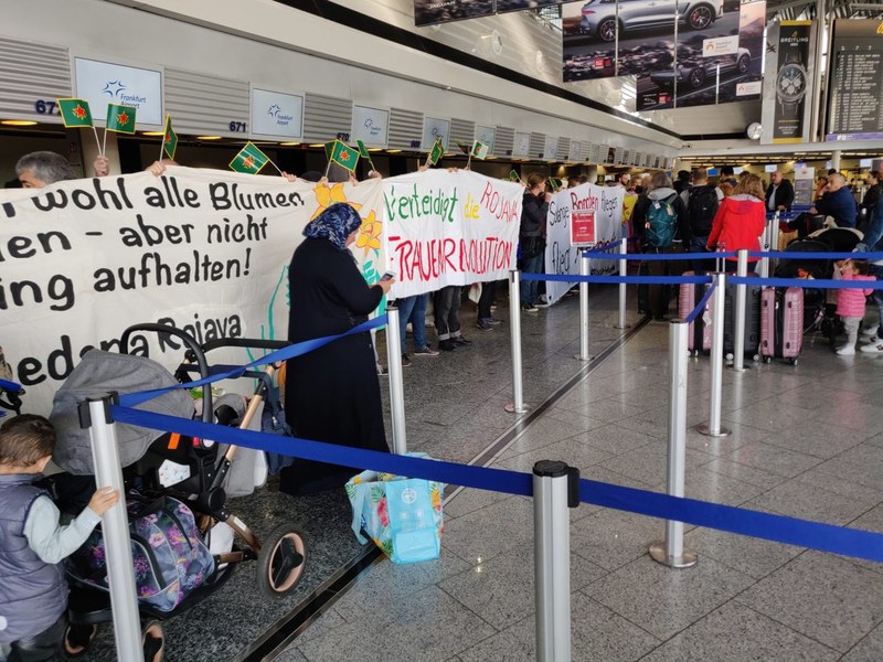 Blockade Turkish Airlines am Flughafen Frankfurt in Solidarität mit Rojava