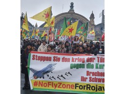 Kurdische und internationalistische Demonstration gegen die  türkischen Luftangriffe auf Nordsyrien und Nordirak