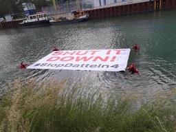 Schwimmender Protest gegen Inbetriebnahme von Datteln 4